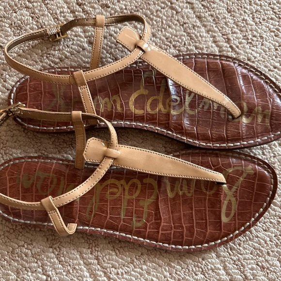 Sam Edelman Gigi sandal lovingly worn great condition tan patent leather vegan - Picture 4 of 6